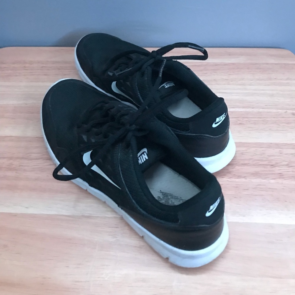 2014 women’s black Nike sneakers